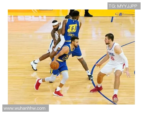 上海篮球队战术选择引发热议球迷与专家各执己见探讨未来发展方向